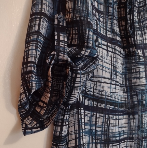 💕4 for $30💕 Lightweight sheer Hi-Lo blouse - Picture 3 of 4